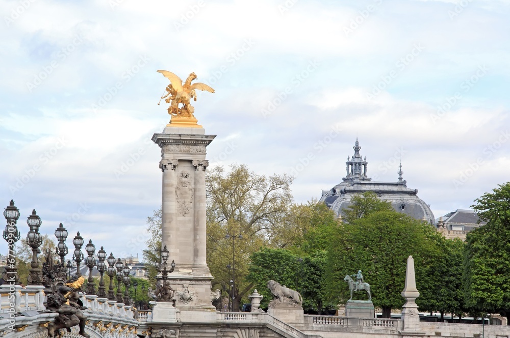Pont Alexandre III, renommée de la guerre, vue de dos (Paris)