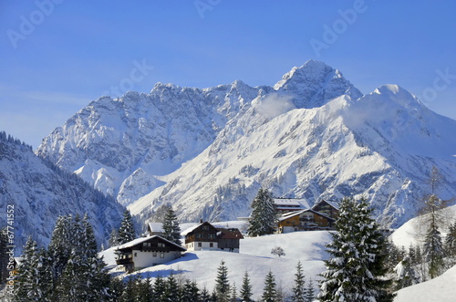 Bergdorf im Winter in den Alpen  Kleinwalsertal    sterreich
