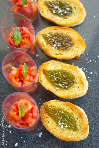Crostini mit geröstetem Basilikum, Fingerfood Tomaten und Salz