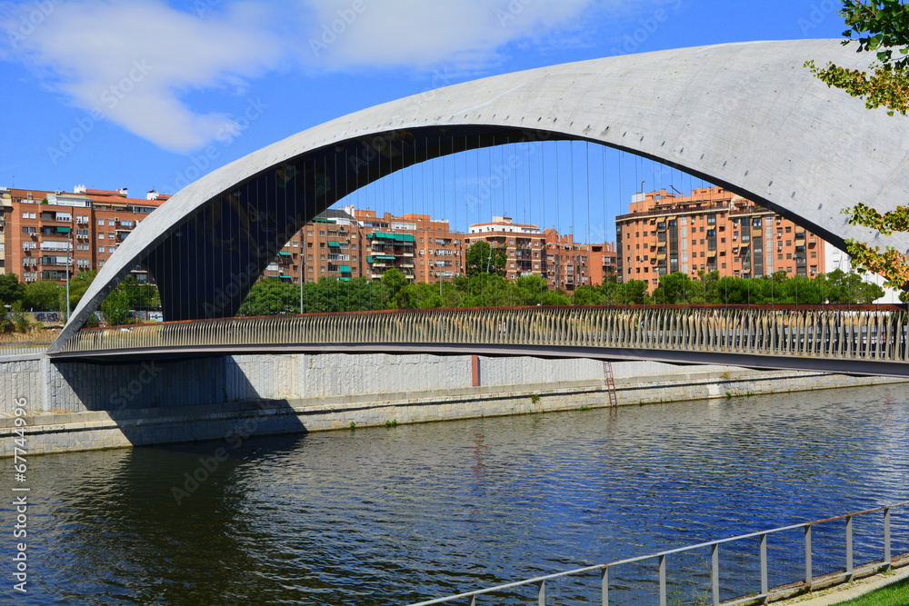 Naklejka premium Madrid Río. Pasarela cáscara del Matadero sobre el Manzanares