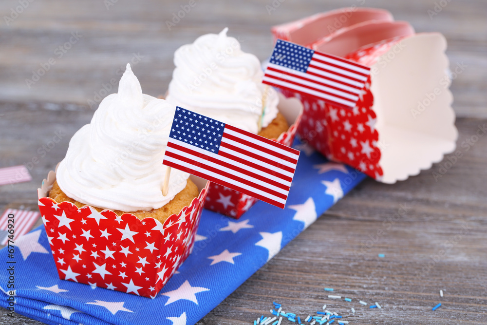Obraz premium American patriotic holiday cupcakes on wooden table