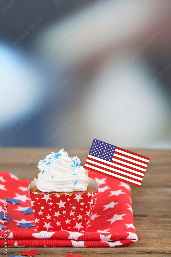 Obraz premium American patriotic holiday cupcake on wooden table