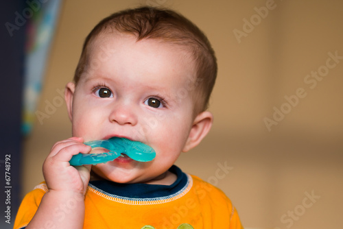 Foto Baby chewing on teething ring toy