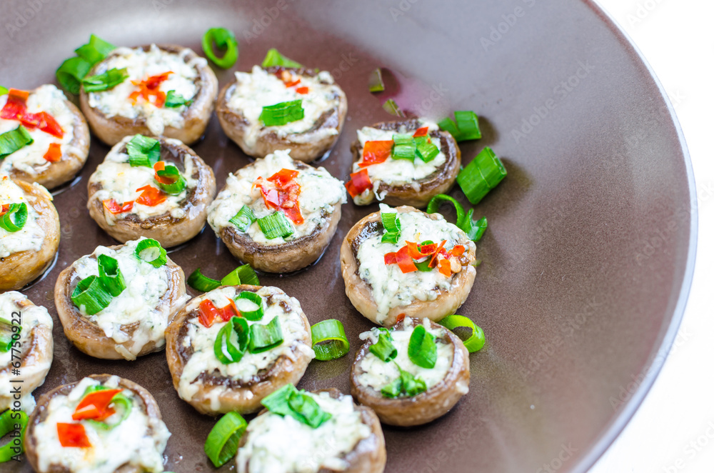 Baked muhrooms with blue cheese, red pepper and spring onion Baked muhrooms with blue cheese, red pepper and spring onion