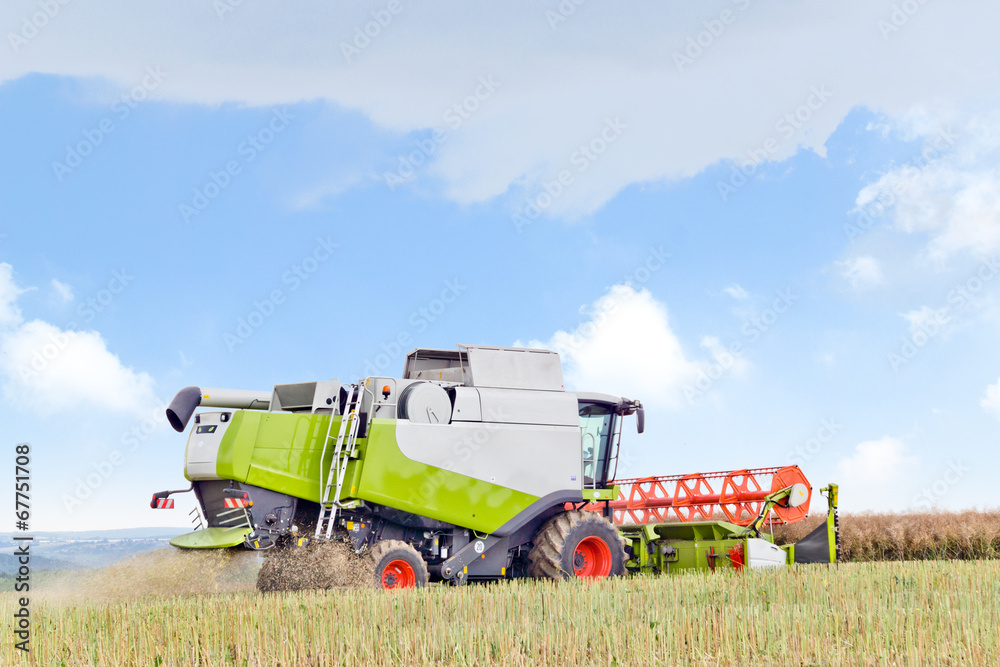 Obraz premium Mähdrescher von der Seite