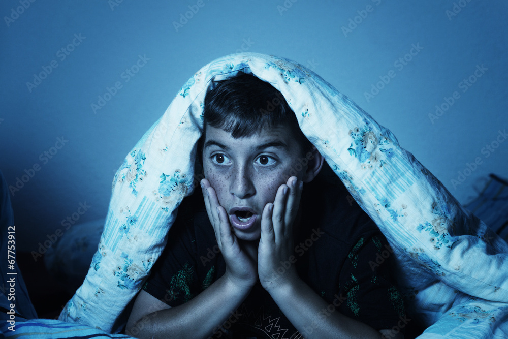 Naklejka premium Kind vor Fernseher