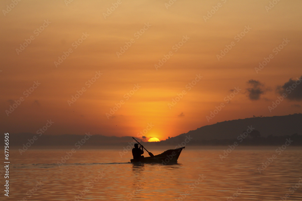 Einboot im Sonnenaufgang