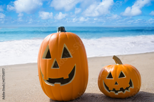 Halloween pumpkins on the beach © ellensmile