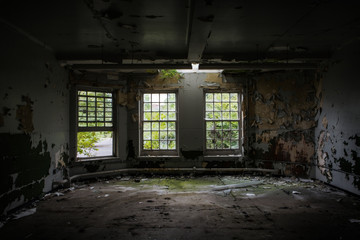 Wandcirkels Oude verlaten gebouwen Vervallen oud gebouw met verval  © jayfish