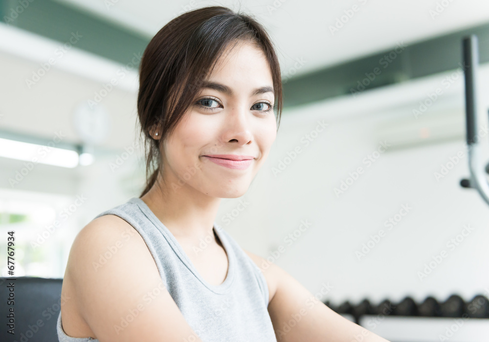 Naklejka premium Woman workout at fitness