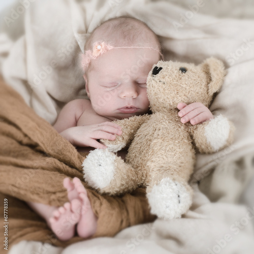 Baby hält Teddy © S.Kobold