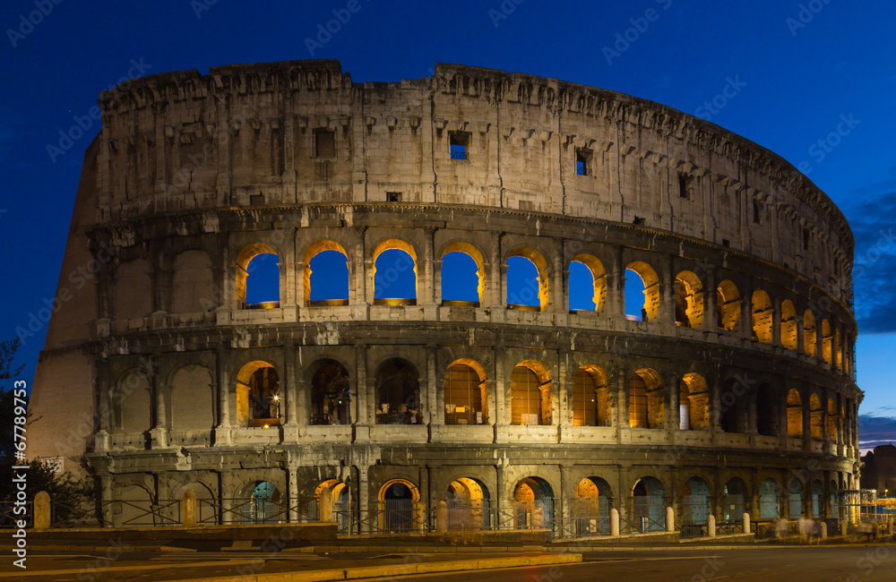 Kolosseum bei Nacht in Rom