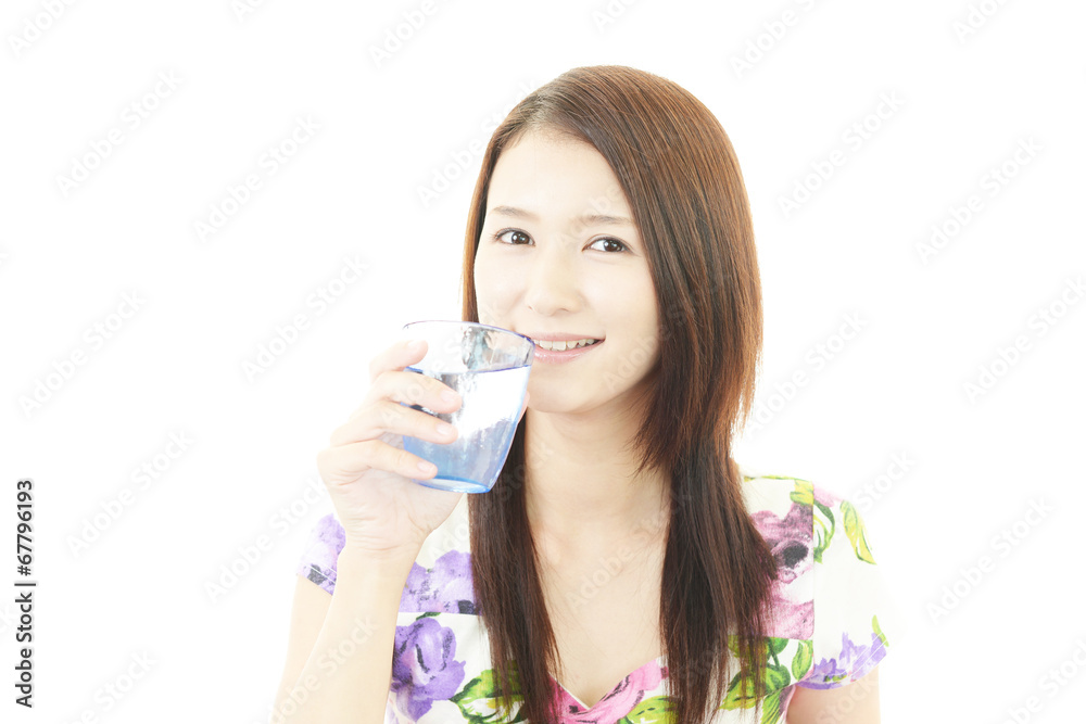 水を飲む笑顔の女性 水を飲む笑顔の女性