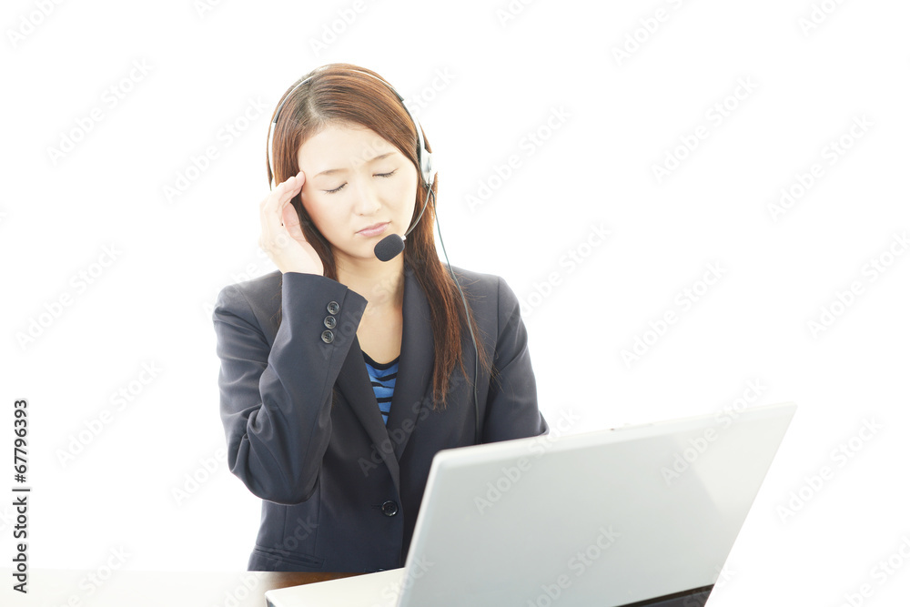頭痛を訴えるオペレーター 頭痛を訴えるオペレーター