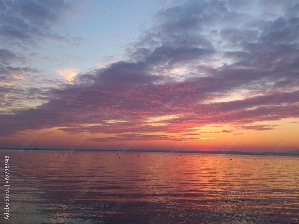 Naklejka premium Splendidi riflessi colorati in cielo e nel lago