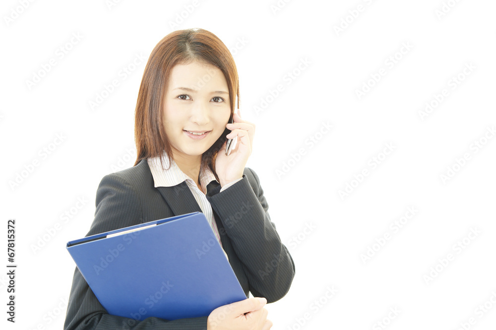 スマートフォンで会話中の女性 スマートフォンで会話中の女性