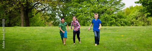 teenager rennen über die wiese © Racle Fotodesign