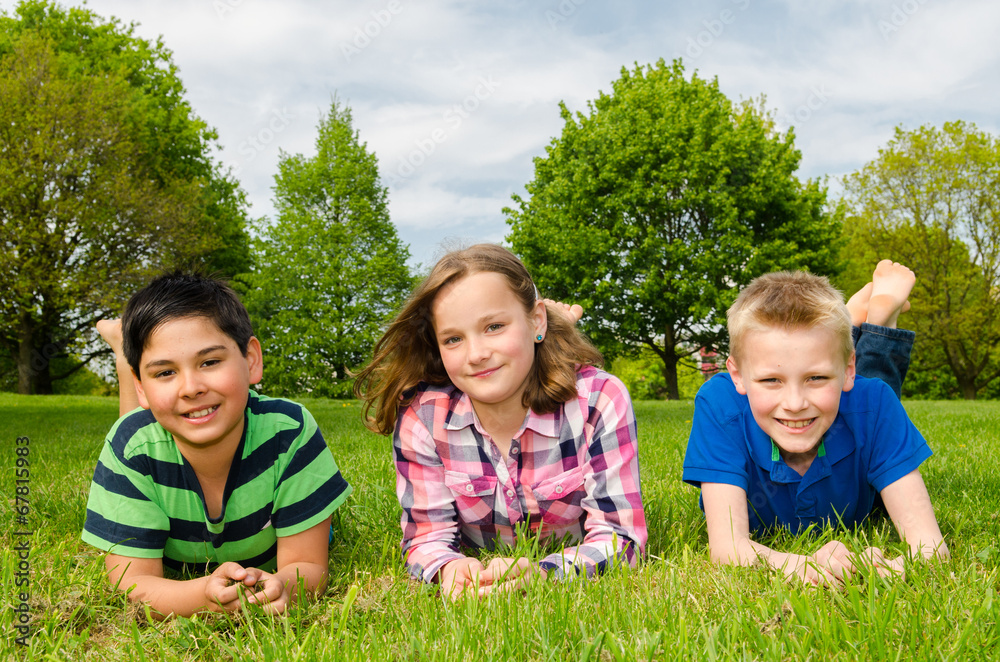 Fototapeta premium entspannte kinder liegen im gras