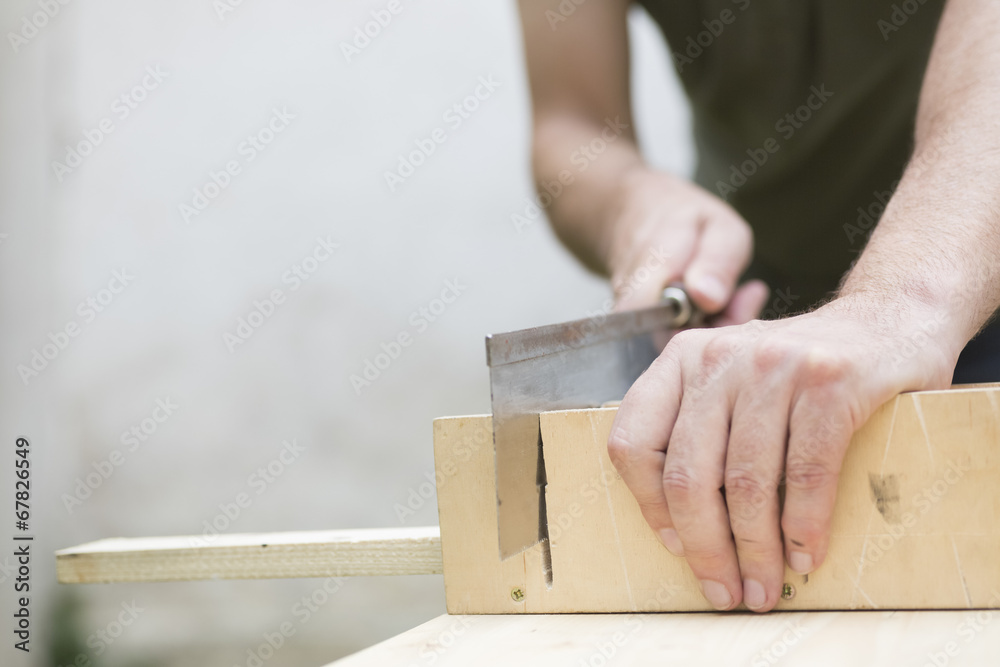 Mann arbeitet mit Säge Mann arbeitet mit Säge