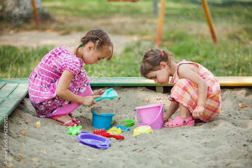 Φωτογραφία Two girls play in the sandbox