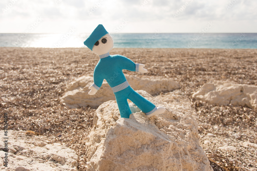 Blue stuffed doll on the beach - obrazy, fototapety, plakaty 