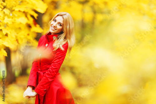 Fototapeta Naklejka Na Ścianę i Meble -  Woman in autumn park