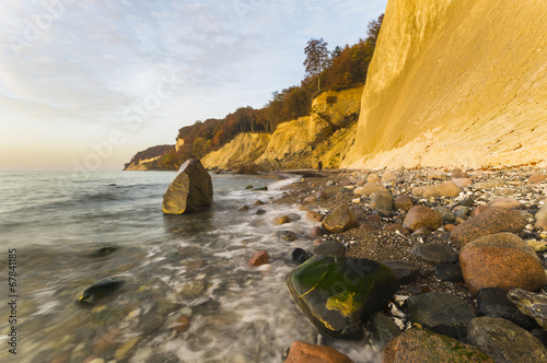 Dzika,kamienista plaża pod klifami na wyspie Rugia photo