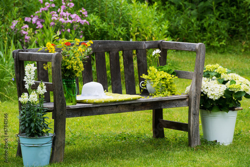 Alte Holzbank mit Blumen photo