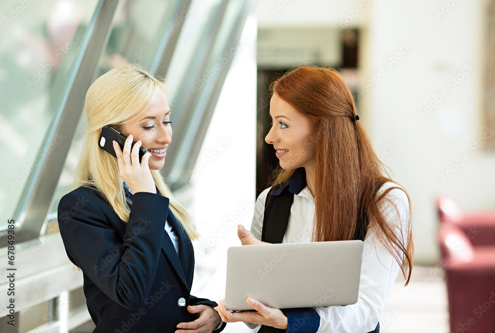 © pathdoc - Excited surprised business women receiving good news via email © pathdoc - Excited surprised business women receiving good news via email