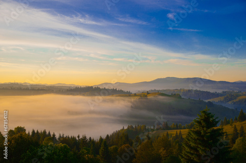 Fototapeta Naklejka Na Ścianę i Meble -  Mistic fog in the mountains