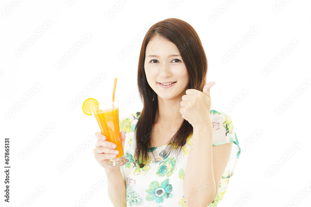ジュースを飲む女性