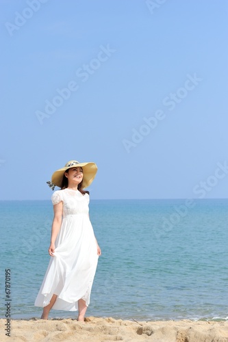 日本のビーチと白いドレスの女性 © beeboys