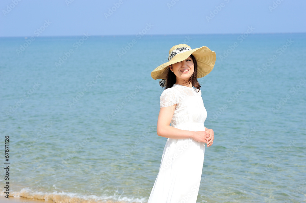 麦わら帽子と白いワンピースを着た女性と夏の海 Stock Photo Adobe Stock