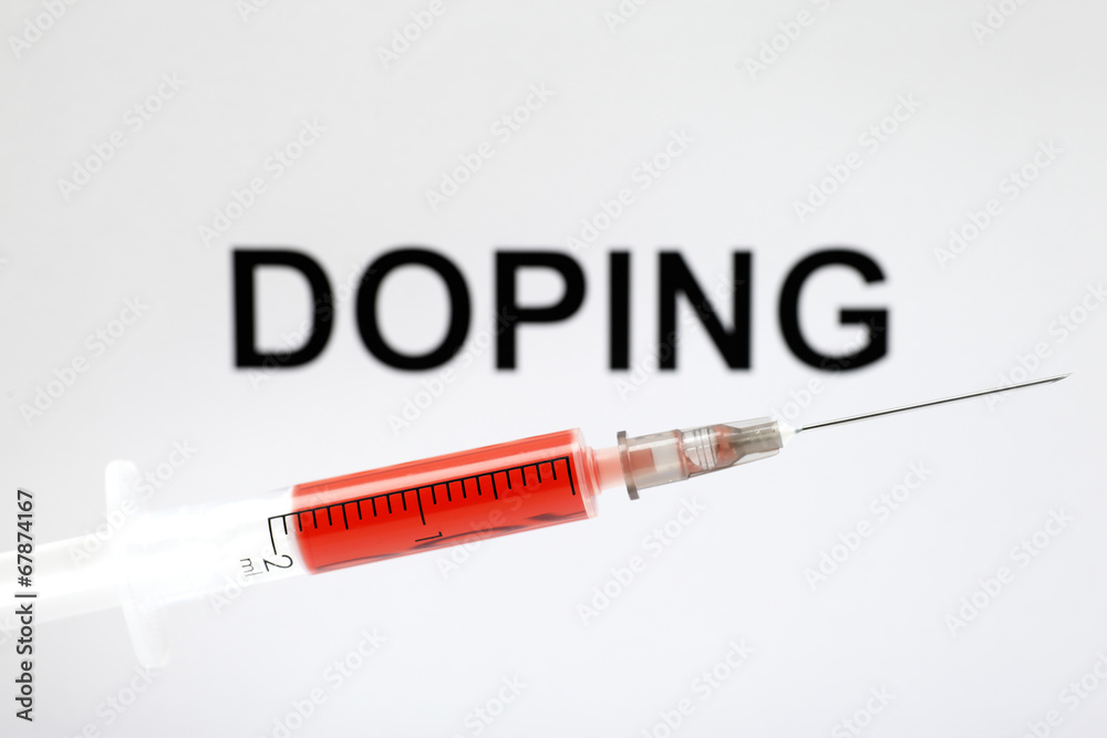 Injektionsspritze mit roter Flüssigkeit und Wort doping Injektionsspritze mit roter Flüssigkeit und Wort doping