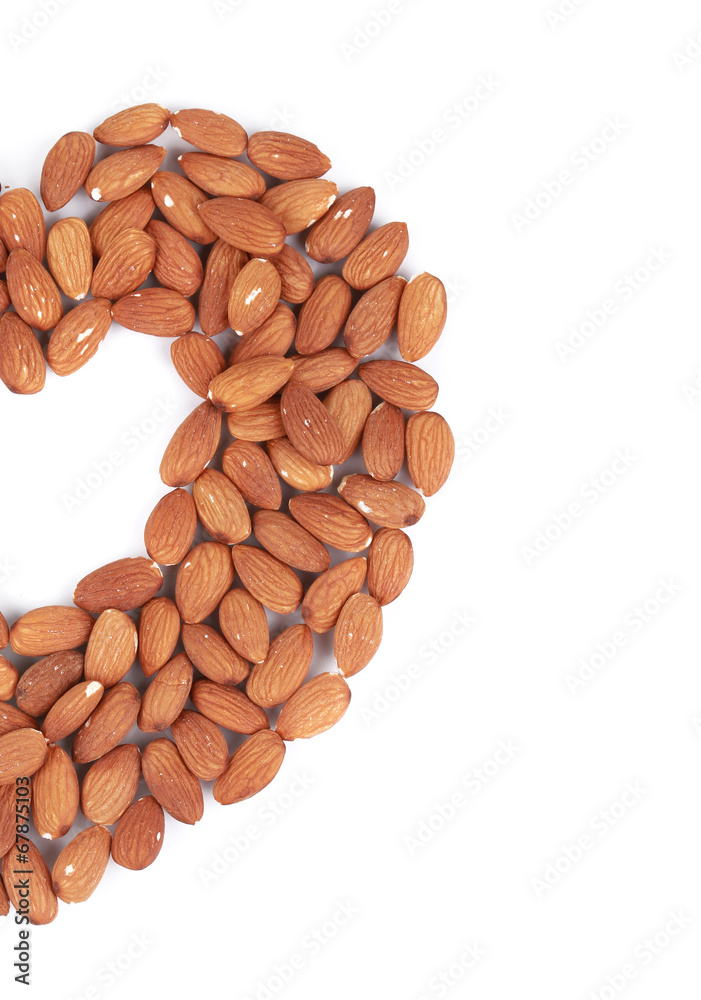 Obraz premium Almonds in half of heart shape.