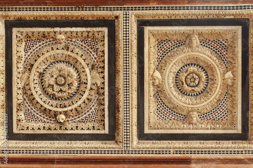 Ornamente vom Taufbecken  Baptisterium von Pisa