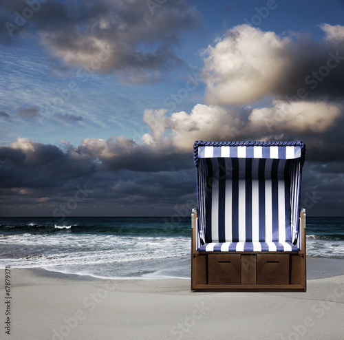 Blauer Strandkorb am Meer