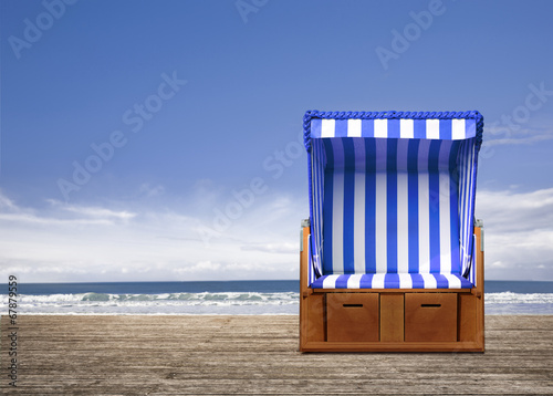 Blauer Strandkorb am Meer