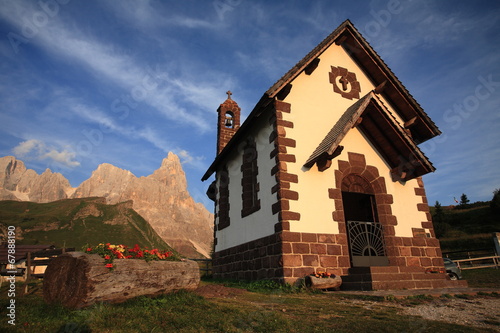 trentino dolomiti paesaggio di alta montagna chiesetta