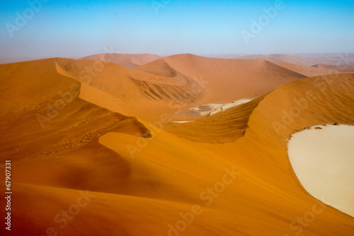 Fototapeta Naklejka Na Ścianę i Meble -  Ascension de Crazy Dune en Namibie
