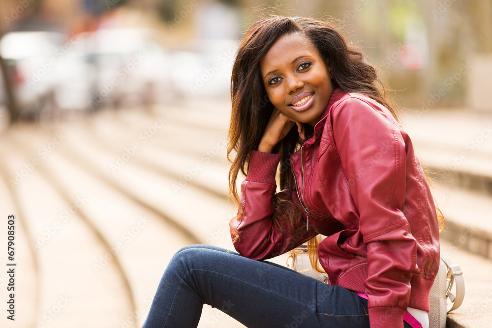 Fototapeta premium african woman relaxing in urban city
