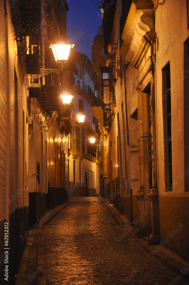 Una calle de Sevilla de noche, vista nocturna, faroles