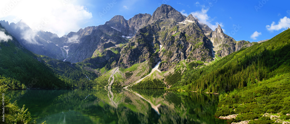 Fototapeta premium Beautiful scenery of Tatra mountains and Eye of the Sea