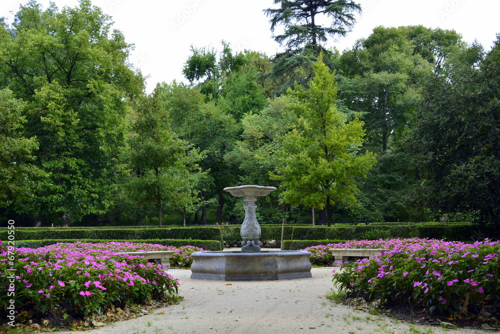Fuente de mármol entre balsaminas.Parque de El Capricho.Madrid