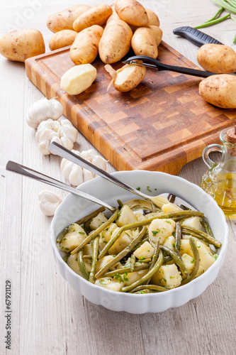 Insalata di fagiolini verdi e patate nell’insalatiera photo