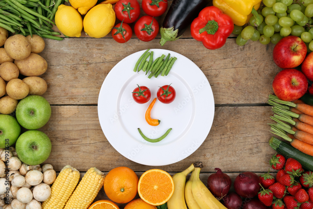 Gesunde Ernährung Gesicht aus Gemüse auf Teller Gesunde Ernährung Gesicht aus Gemüse auf Teller