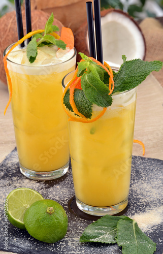 Coctel de naranja,coctel de frutas, bebida alcohólica. photo