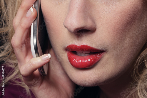 femme donnant un appel téléphonique érotique