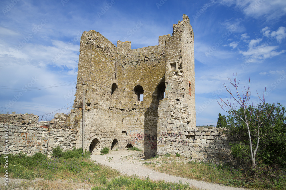 Руины старинной башни. Генуэзская крепость в Феодосии