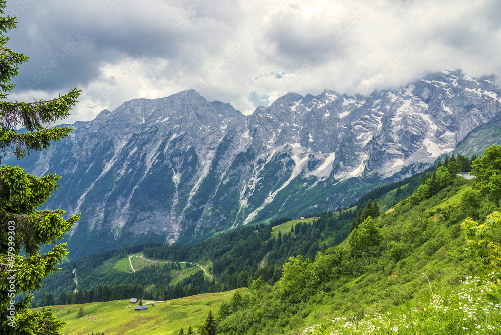 Wolken über Gebirge